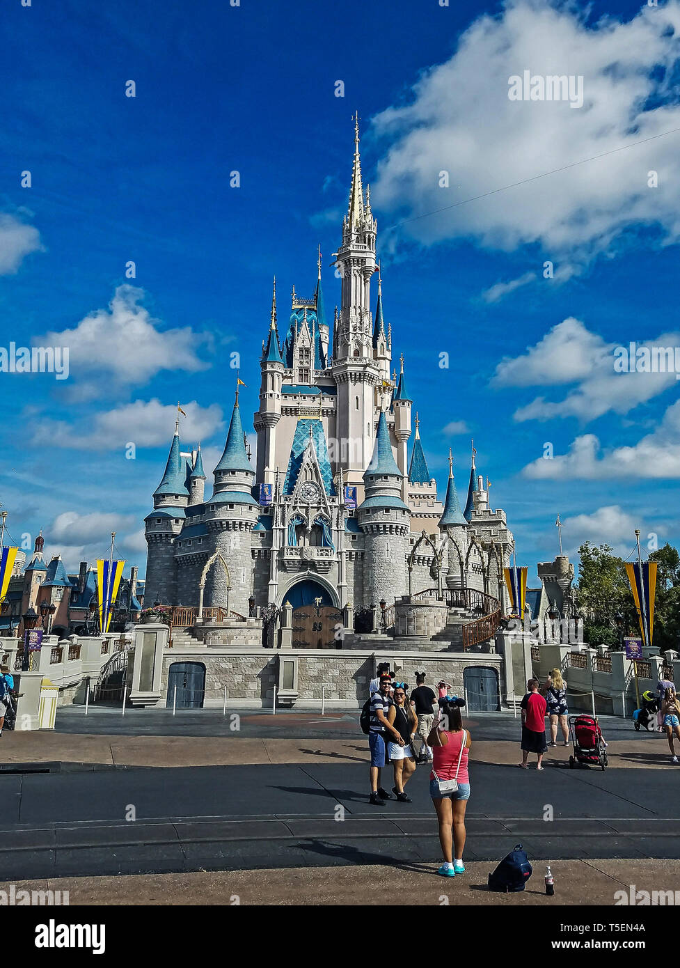 Orlando, FL/USA - 03/01/18: vertikale Ansicht von ein paar tragen Micky Maus Ohren bekommen ihr Foto vor cinderellas Schloss genommen. Stockfoto