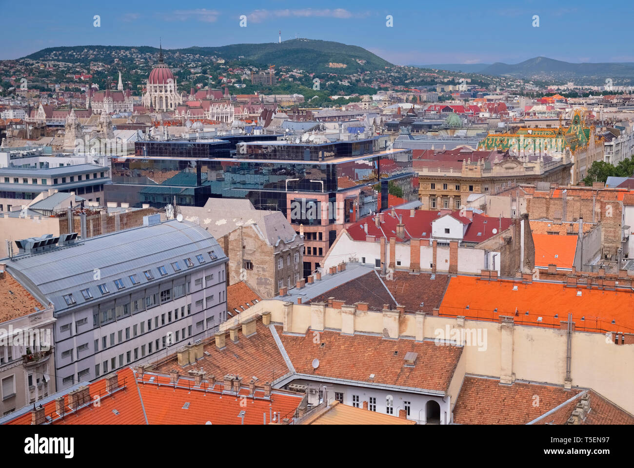Ungarn, Budapest, Blick von der Kuppel der St.-Stephans-Basilika mit dem Ungarischen Parlament, die Linke und die grünen und gelben Dach der Abtrünnigen Royal Postsparkasse auf der rechten Seite. Stockfoto
