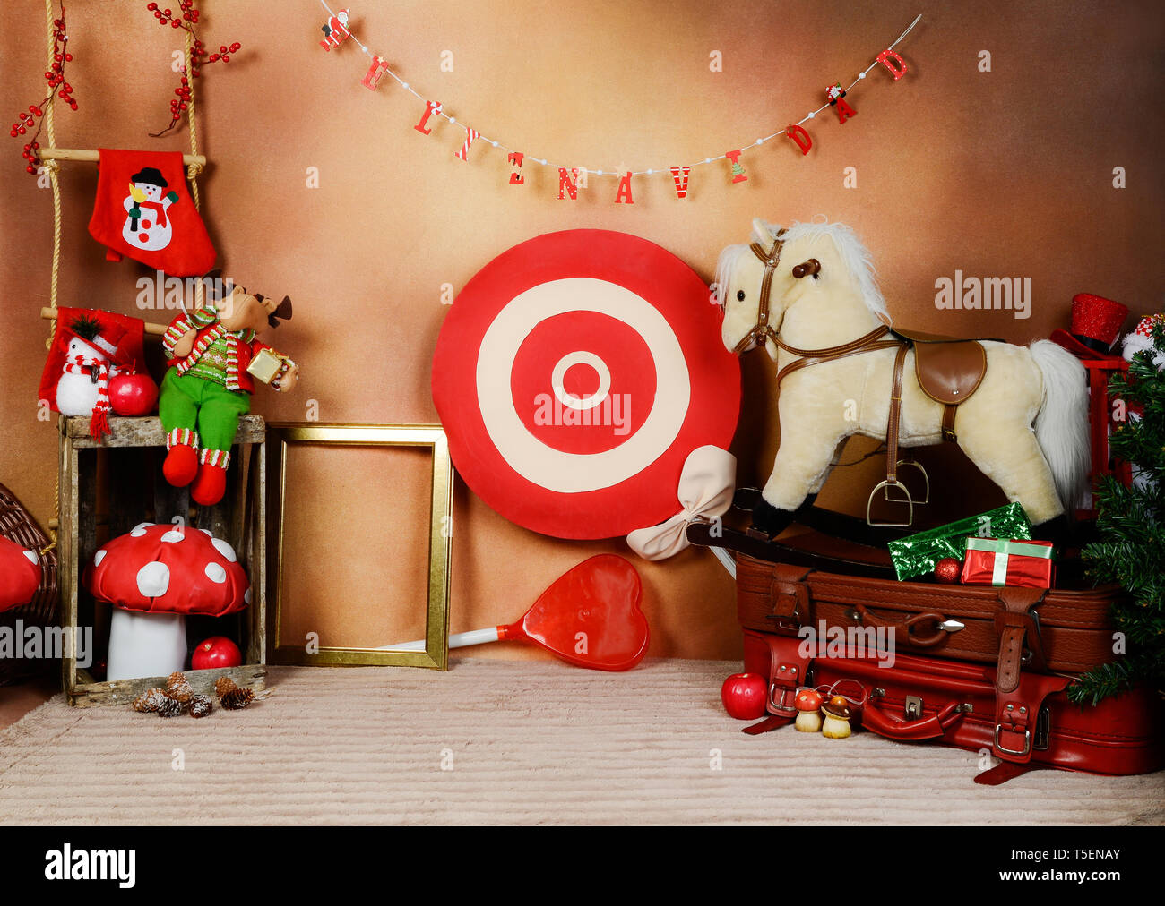 Weihnachtsdekoration mit Ornamenten und bunten Spielzeugen. Stockfoto