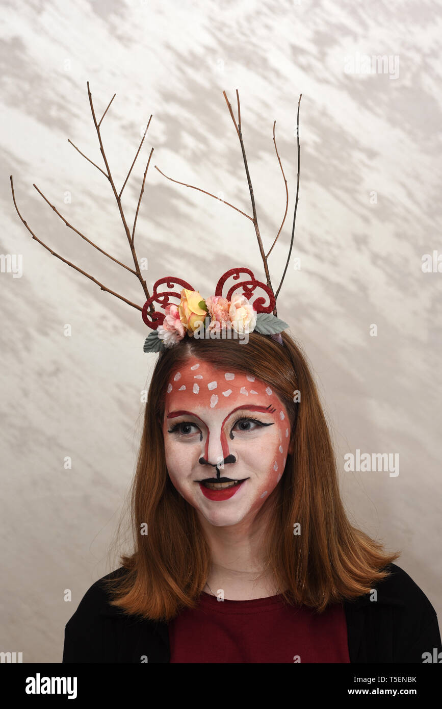 Junge jugendlich Mädchen mit Body Paint und Kostüm gekleidet wie ein Wald Märchen bereit für eine Halloween Party Stockfoto