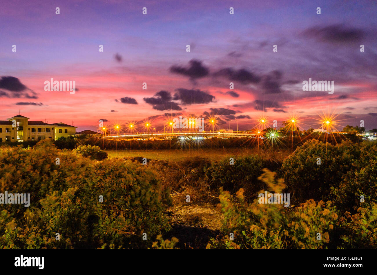 Ut den Brücke nach Sonnenuntergang, Bac Lieu, Vietnam, Wednesday‎, ‎April‎ ‎ ‎ ‎ 24, 2019 6:45 PM Stockfoto