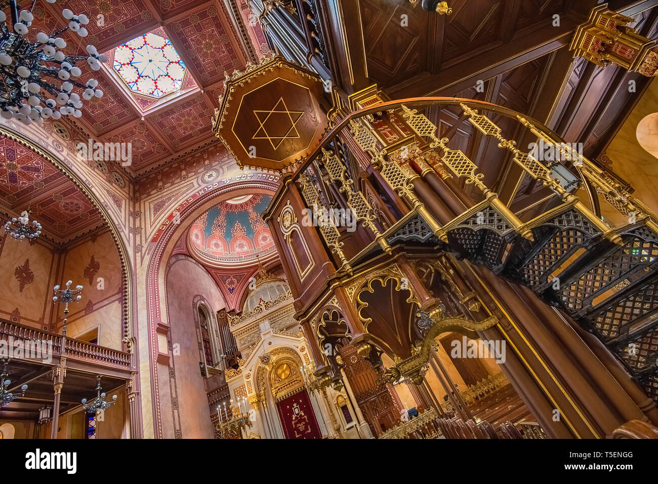 Ungarn, Budapest, Dohany Straße Große Synagoge, der Innenraum mit Kronleuchtern und die Lade mit einer Kanzel auf der rechten Seite. Stockfoto