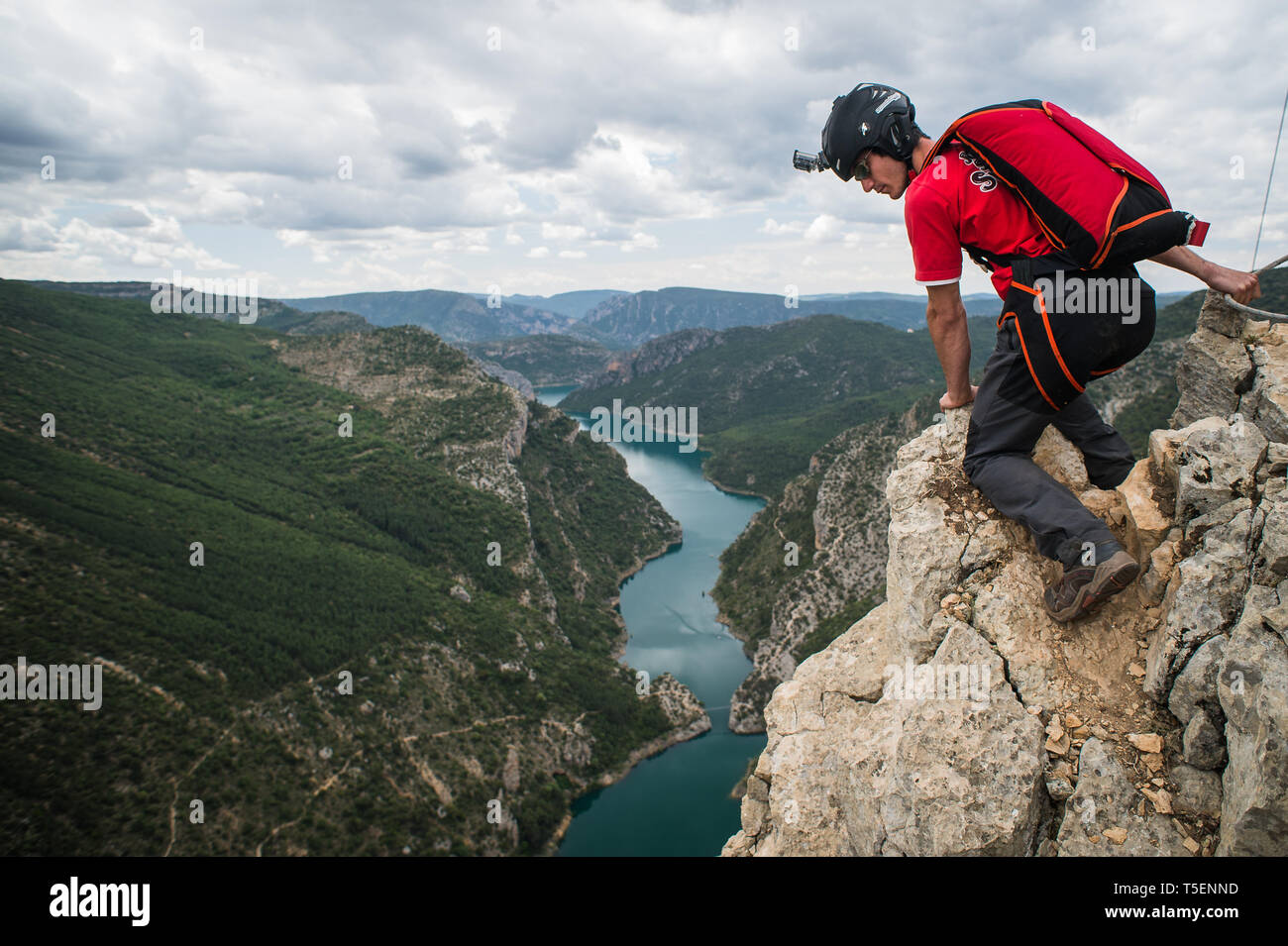 PUENTE DE MONTAÑANA, SPANIEN - 23. Mai: ein Mann mit einem Fallschirm, der Sprung von einer Klippe in Spanien, Huesca, Puente de Montañana, Spanien am 23. Mai 2014 in Puente de Montañana, Frankreich. Stockfoto