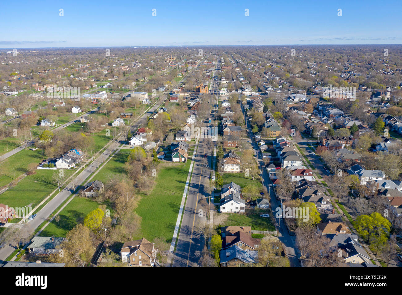 Detroit, Michigan - Große Abschnitte des freien Landes in Detroit (links) sind nicht in den wohlhabenden Vorort von Grosse Pointe Park gesehen. (Die Trennlinie läuft d Stockfoto