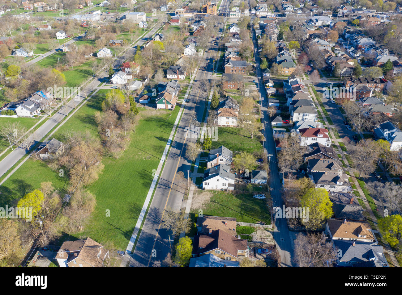 Detroit, Michigan - Große Abschnitte des freien Landes in Detroit (links) sind nicht in den wohlhabenden Vorort von Grosse Pointe Park gesehen. (Die Trennlinie läuft d Stockfoto