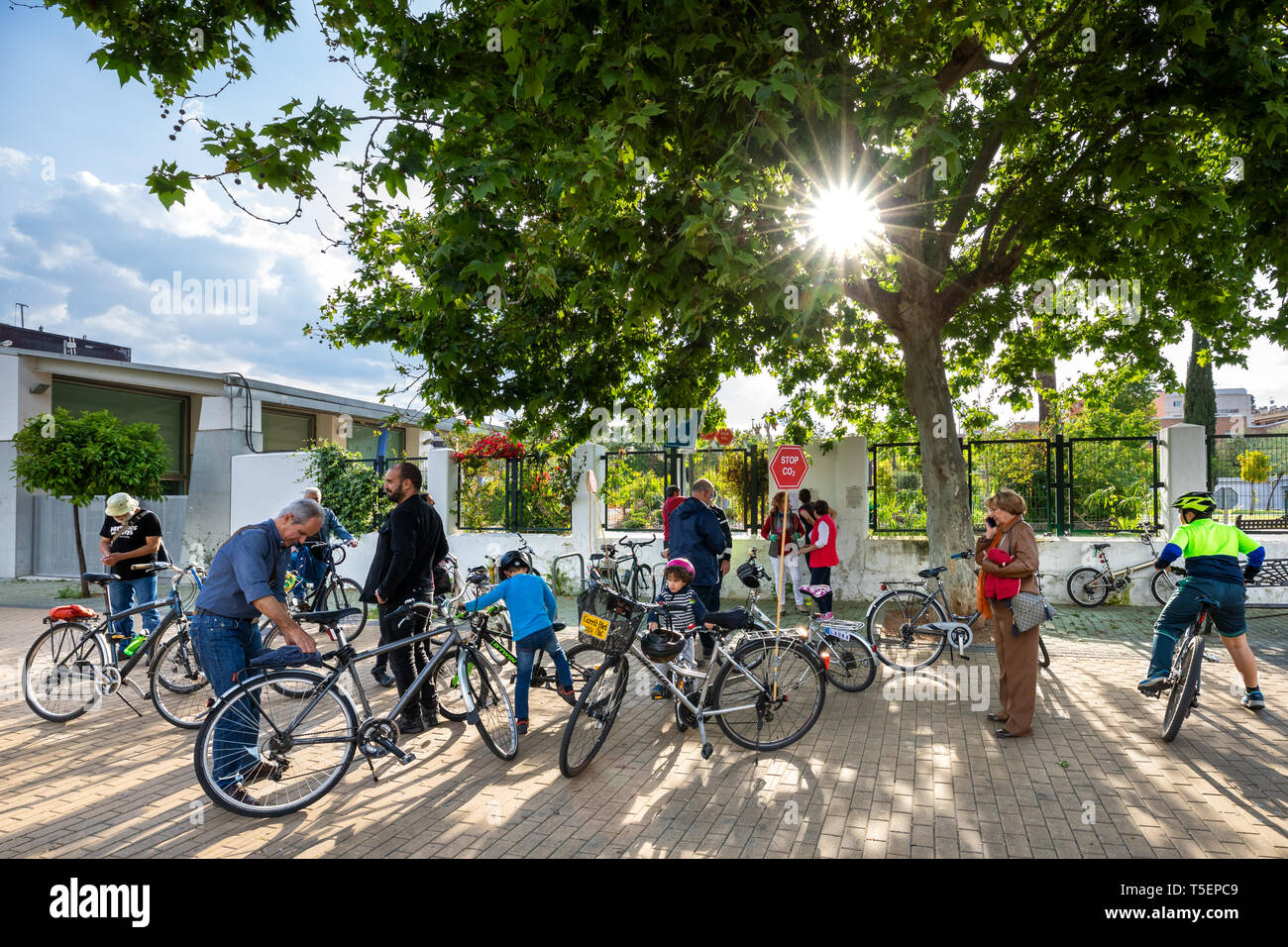 Cordoba, Spanien - 22 April, 2019: Aktivist Radfahrer für die Umwelt sind die Vorbereitung für eine Fahrt gegen CO2 Stockfoto