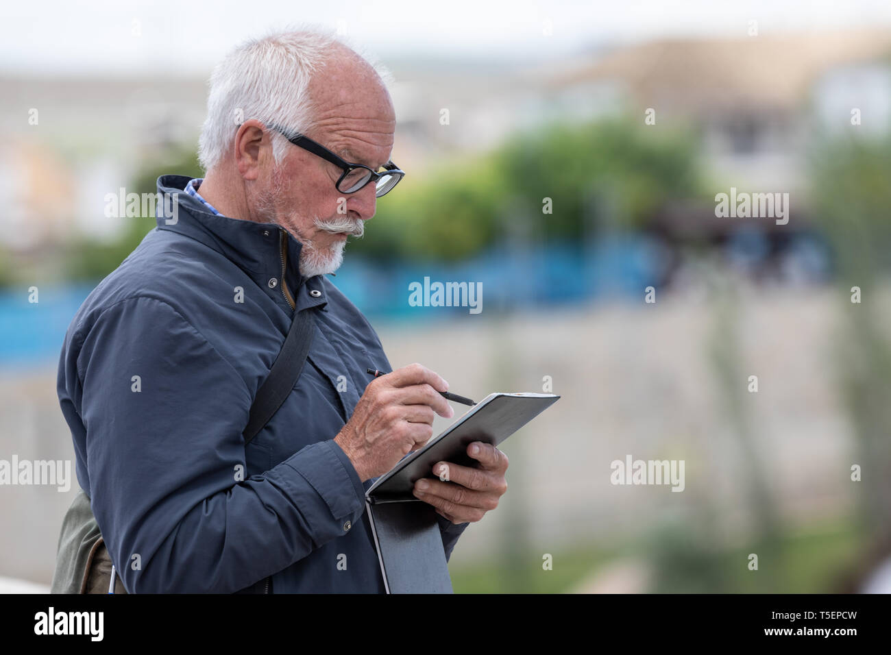 Cordoba, Spanien - 23 April, 2019: Ältere Menschen ist die, die sich Notizen während der Besichtigungen Stockfoto