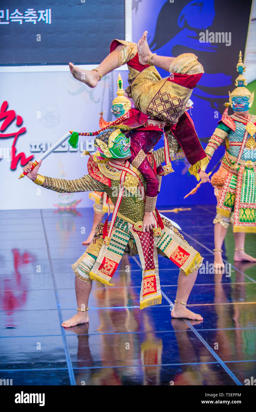 Thailändische Tänzerinnen, die den traditionellen Thai-Khon-Tanz auf dem Maskentanzfestival in Andong Südkorea darlegen Stockfoto