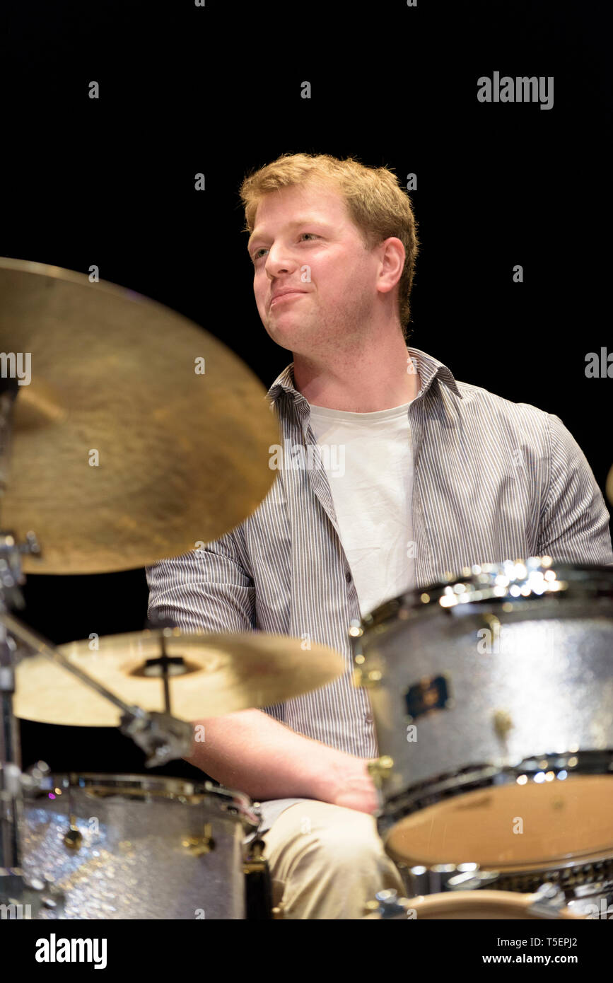 Schottische Drummer und Komponist Johnathan Seide durchführen am Cheltenham Jazz Festival, 2. Mai 2015. Stockfoto