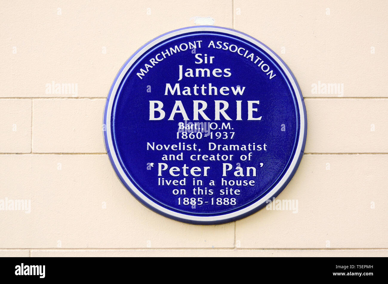 London, England, UK. Commemorative blaue Plakette: Sir James M. Barrie 1860-1937 Romancier und Dramatiker lebte hier (J M Barrie, dem Autor von Peter Pan) Ber Stockfoto