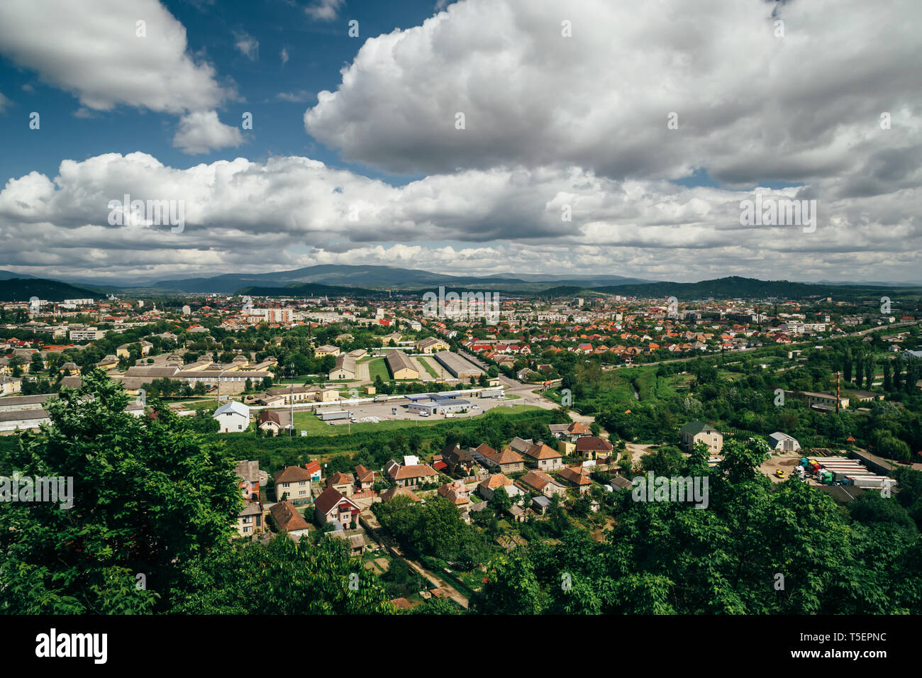Schöne Panoramasicht auf Tschechien, die Ukraine von der Oberseite des Palanok Schloss oder Mukachevo Schloss am sonnigen Tag. Stockfoto