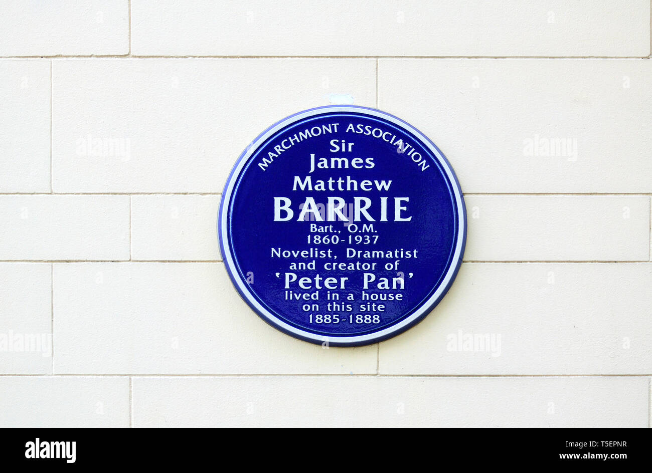 London, England, UK. Commemorative blaue Plakette: Sir James M. Barrie 1860-1937 Romancier und Dramatiker lebte hier (J M Barrie, dem Autor von Peter Pan) Ber Stockfoto