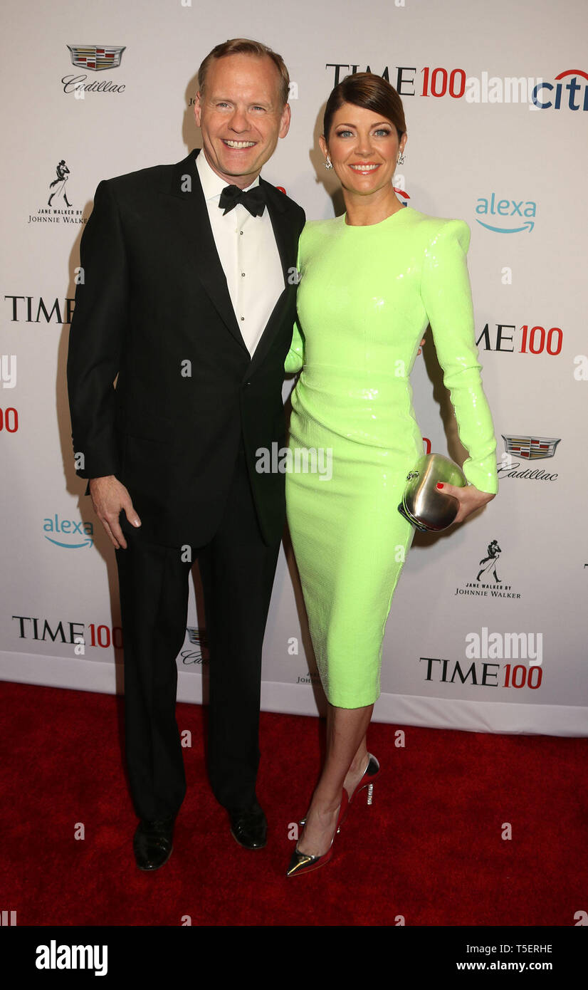 April 23, 2019 - New York City, New York, USA - Nachrichten Persönlichkeiten Peter Stöger und NORAH OÖ • DONNELL besuchen die Anreise für die 2019 mal 100 Gala im Time Warner Center statt. (Bild: © Nancy Kaszerman/ZUMA Draht) Stockfoto