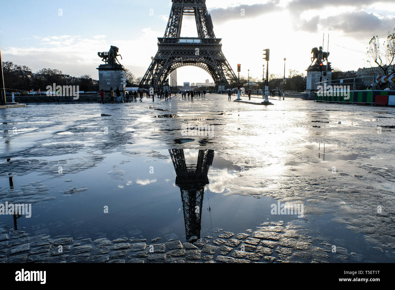 PARIS, Frankreich, 08. Dezember: Reflexion des Eiffelturms auf einer Pfütze, Île-de-France, Paris, Frankreich Am 08. Dezember 2017 in Paris, Frankreich. Stockfoto