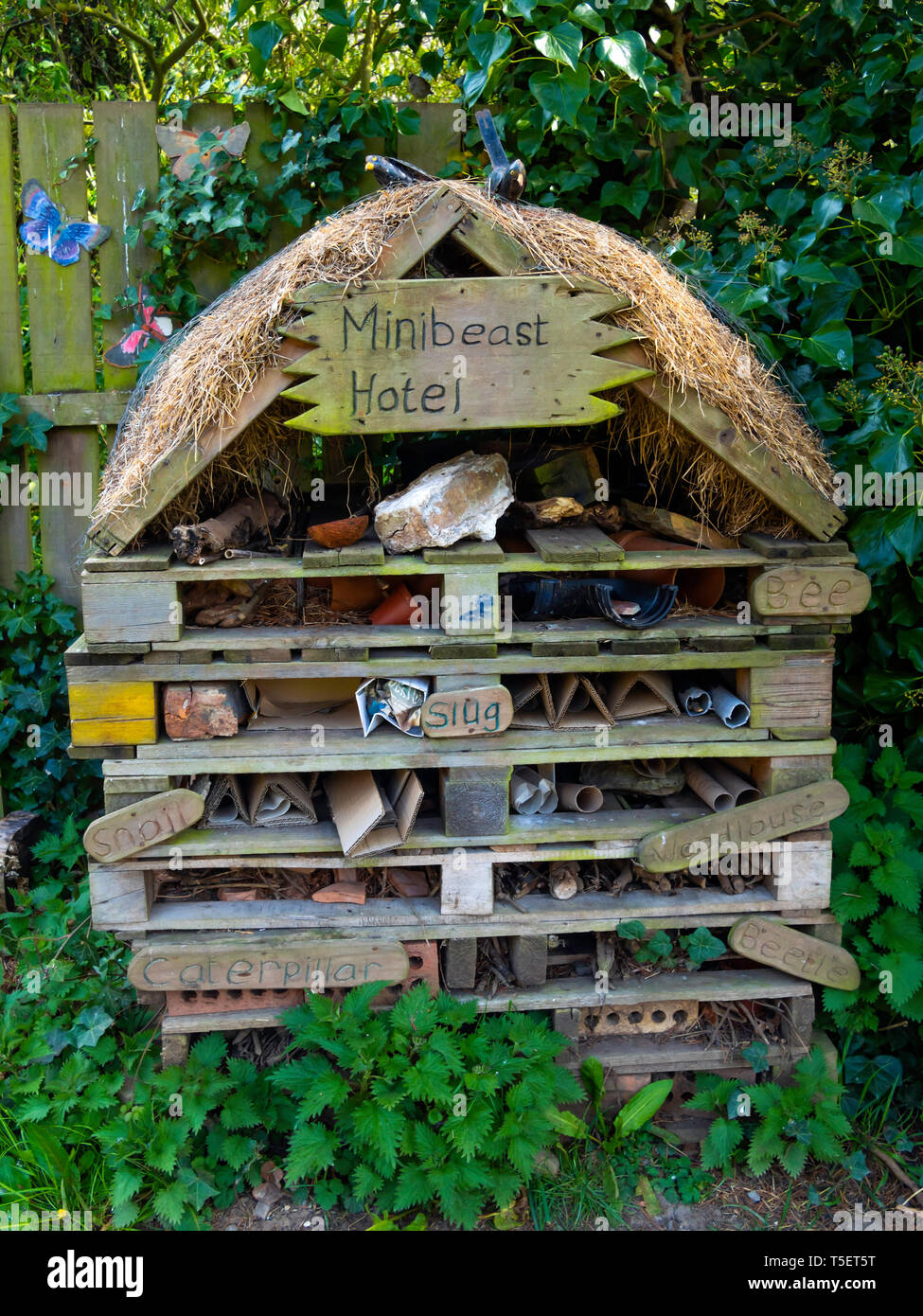 Ein Fehler-Haus gebaut aus Ziegel Fliesen und Holz zur Erhaltung Zucht Winterschlaf und Studie von Insekten dienen Stockfoto