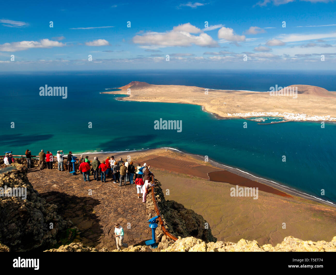 Touristen suchen über auf die Insel La Graciosa aus der Aussichtspunkt Mirador del Rio auf Lanzarote Kanarische Inseln Stockfoto