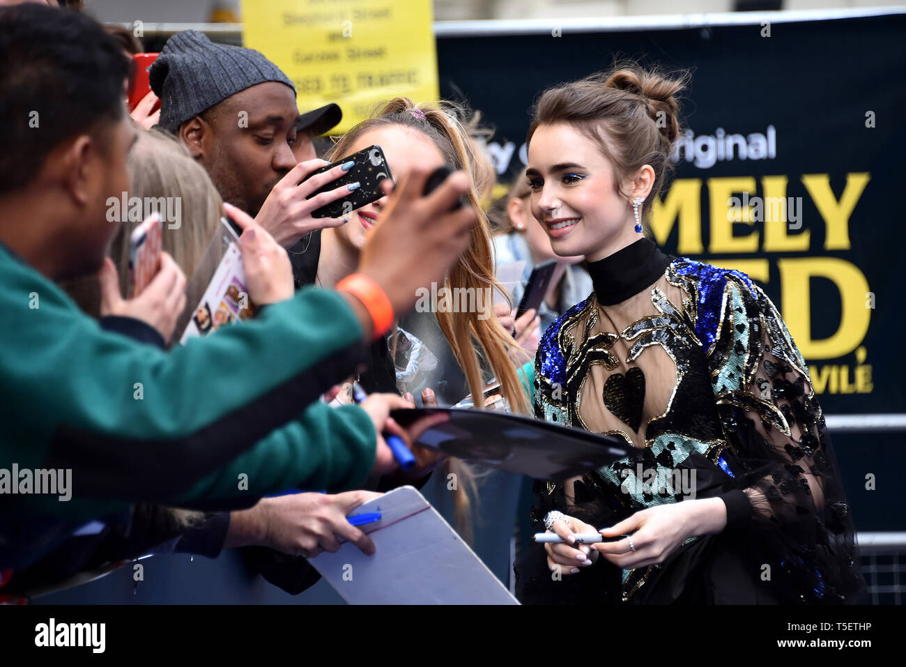 Lily Collins an der Extrem Böse, erschreckend Bösen und Gemeinen Europäischen Premiere auf das Curzon Mayfair, London statt. Stockfoto