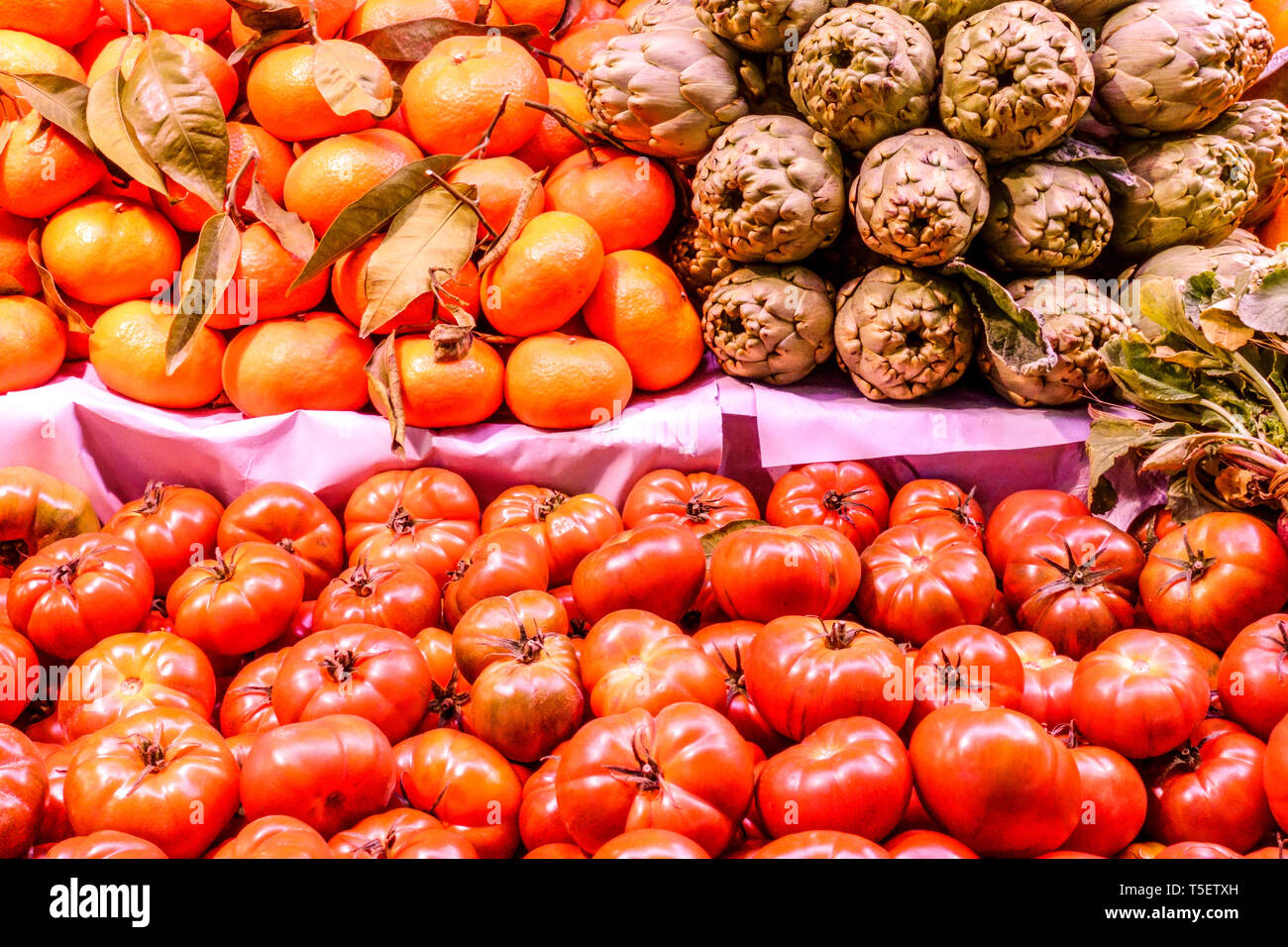 Tomaten Artischocken Orangen auf dem Markt Spanien Europa Stockfoto