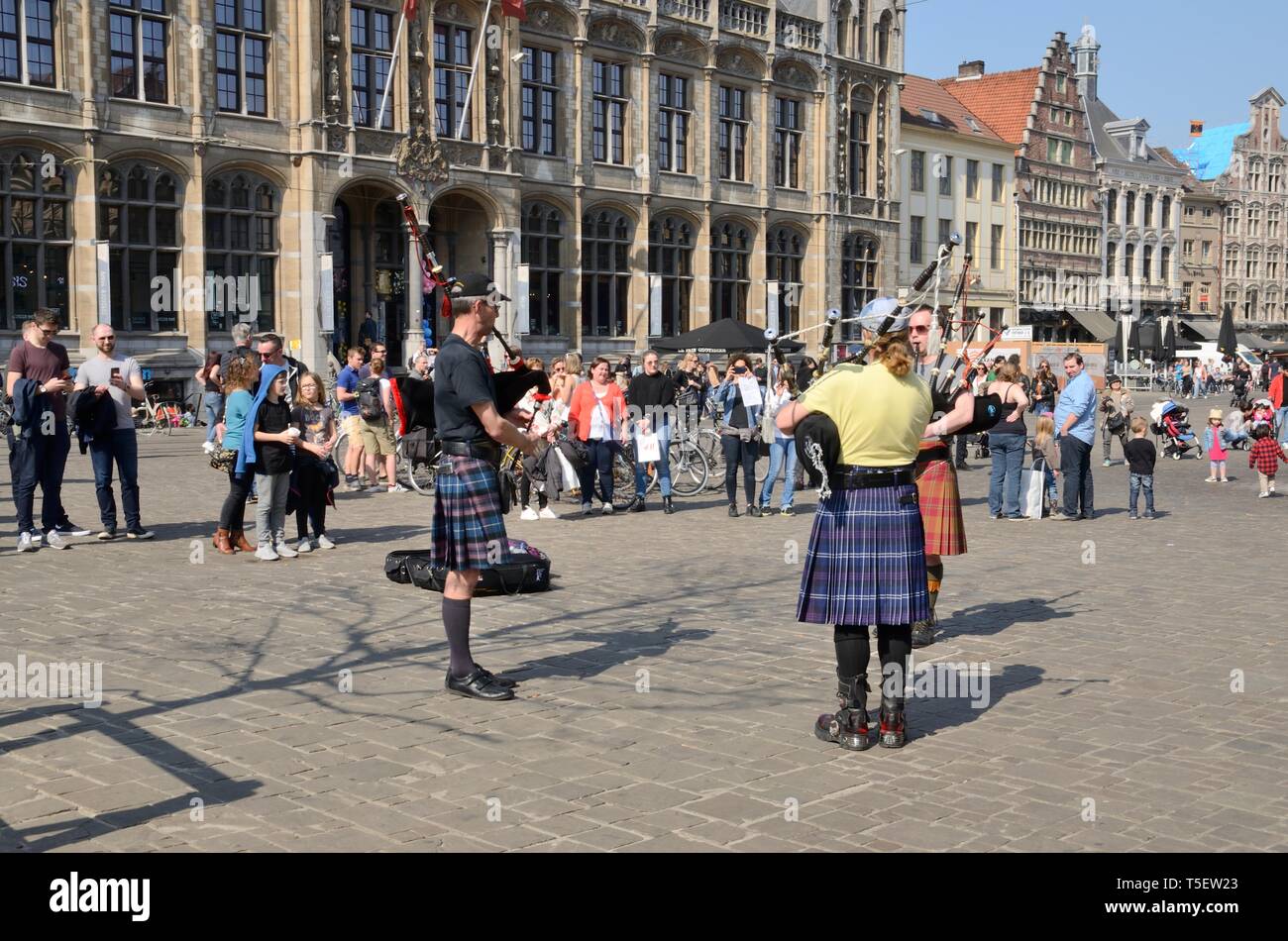 Gent, Belgien - 31. März 2019: Schotten Musiker am zentralen Platz der Altstadt von Gent, Belgien. Stockfoto