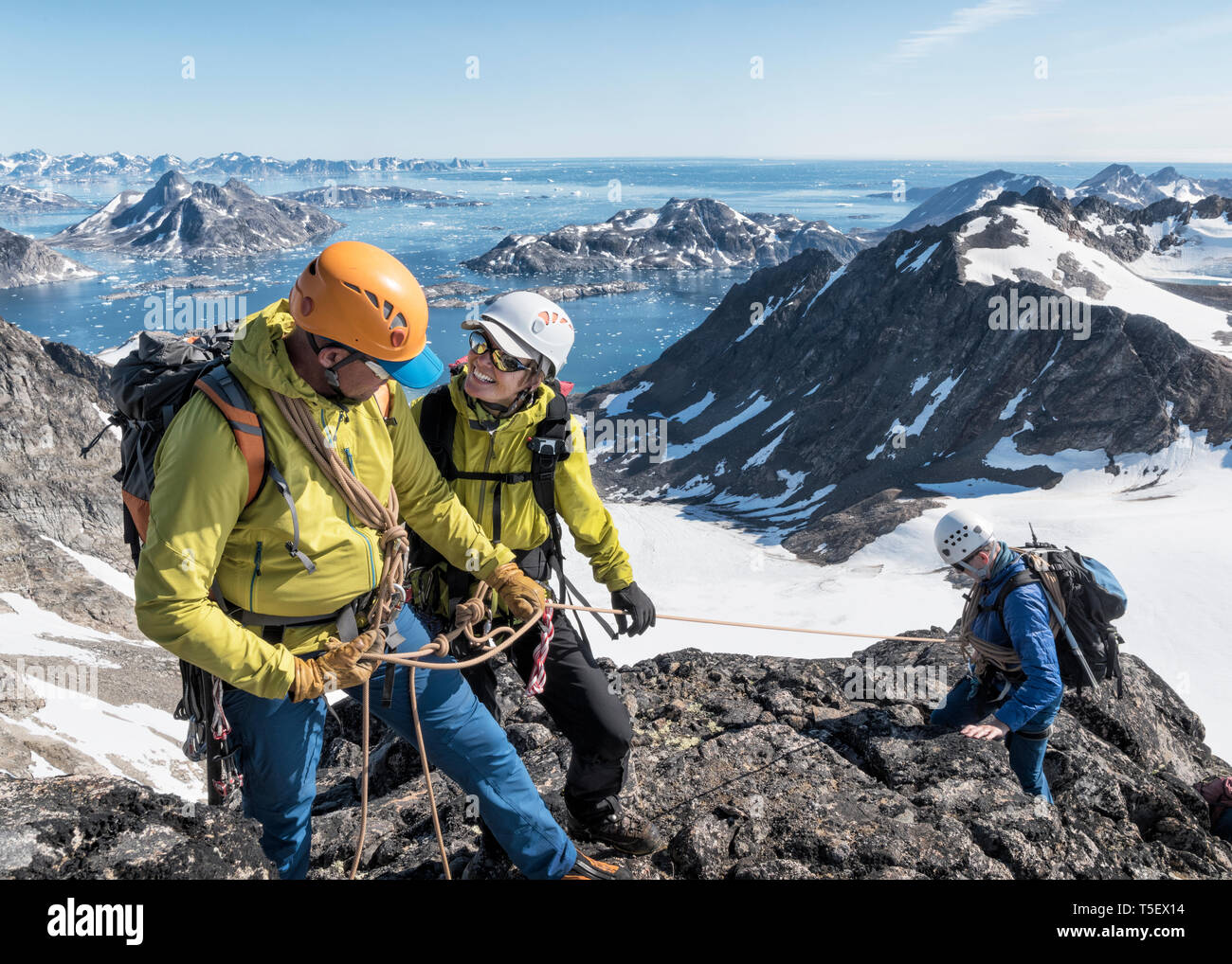Grönland, Sermersooq, Kulusuk, Schweizerland Alpen, Bergsteiger Gipfel erreichen. Stockfoto