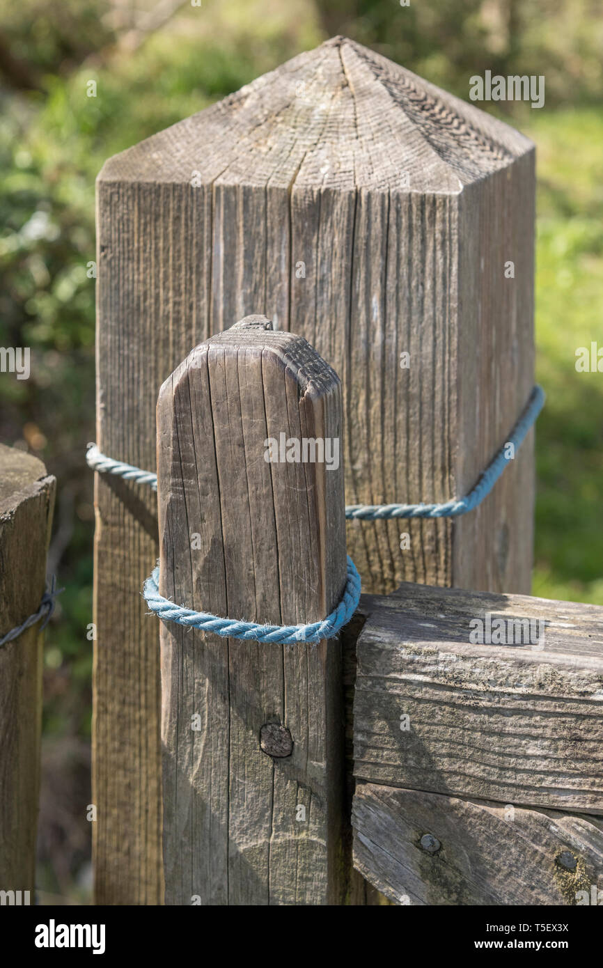 Blau Seil Riegel zum Schließen eines Landes Tor. Stockfoto