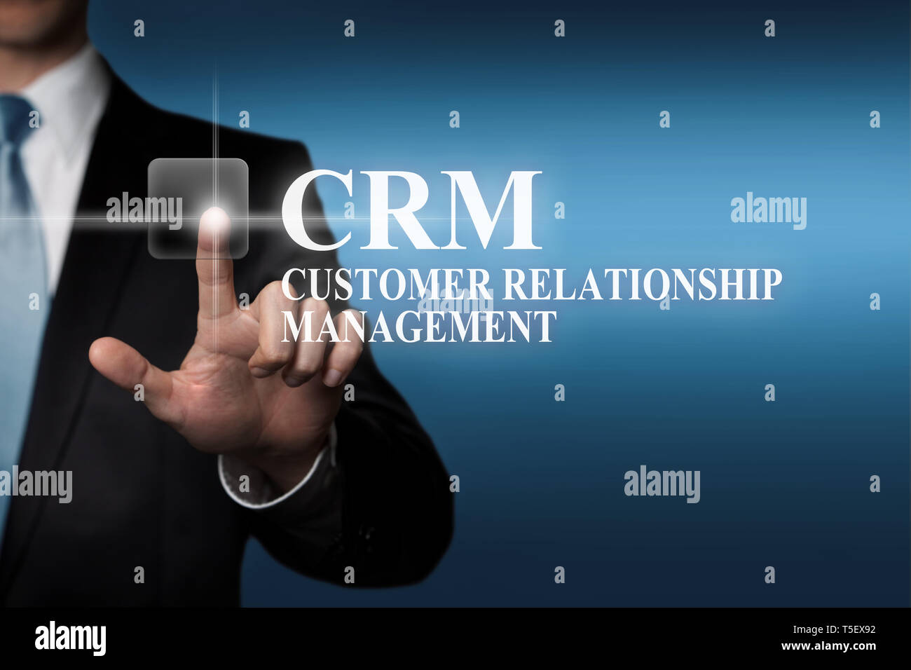 Geschäftskonzept - Geschäftsmann pressen Virtual Touch screen-Taste - CRM Customer Relationship Management Stockfoto