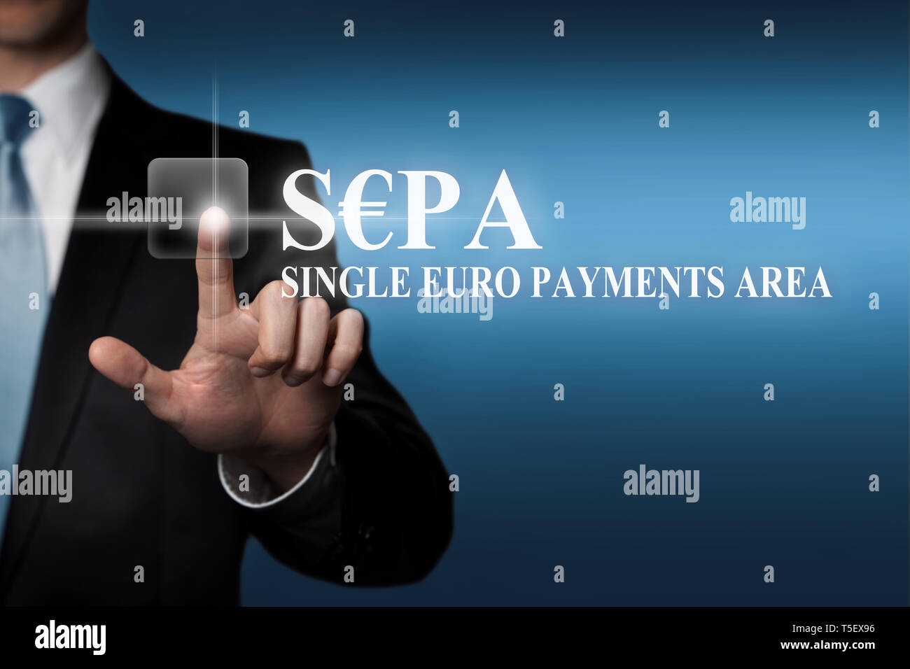 Geschäftskonzept - Geschäftsmann pressen Virtual touchscreen-SEPA Single Euro Payments Area Stockfoto