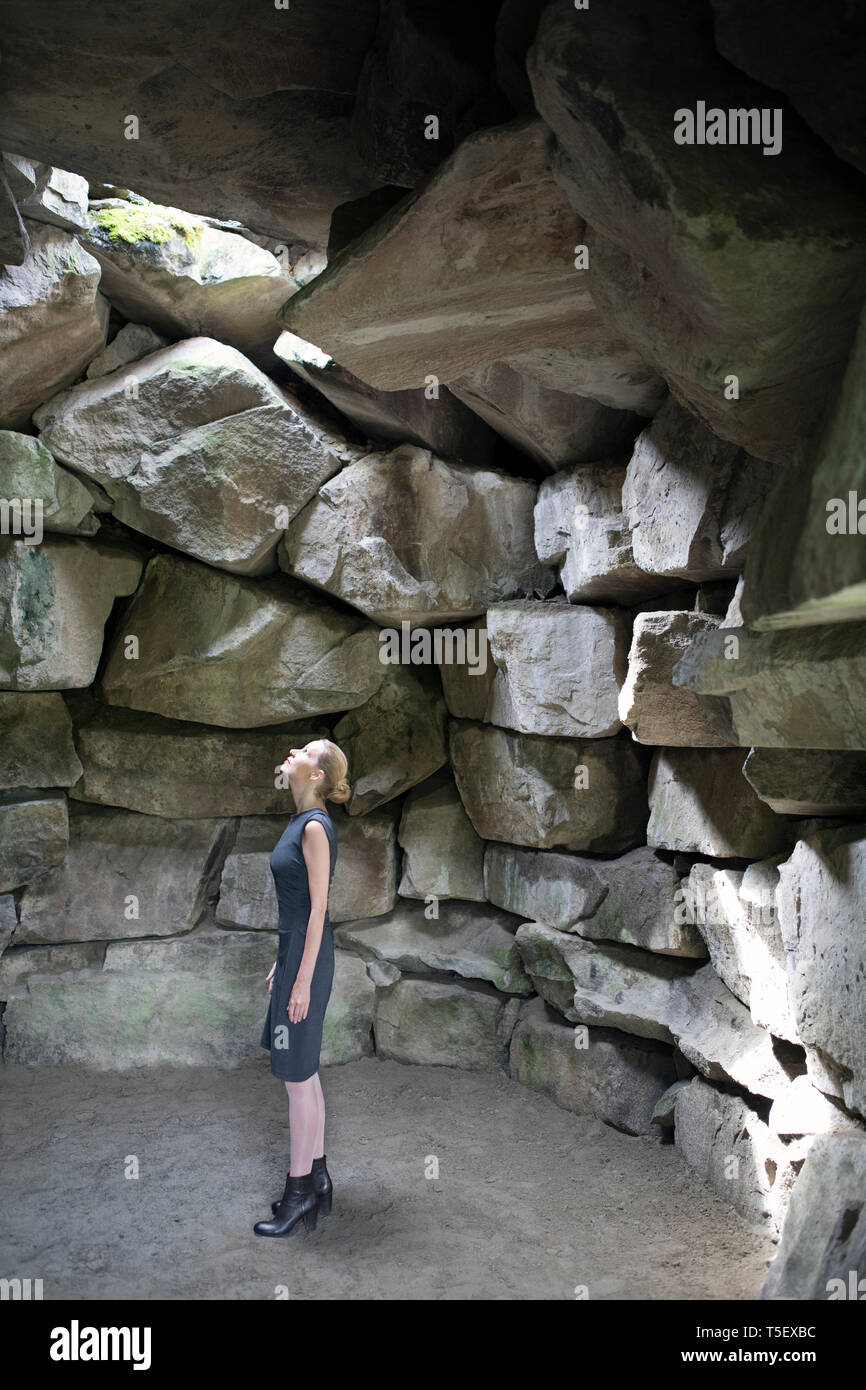 Italien, Südtirol, Lana, stehende Frau in Stein Höhle suchen Stockfoto