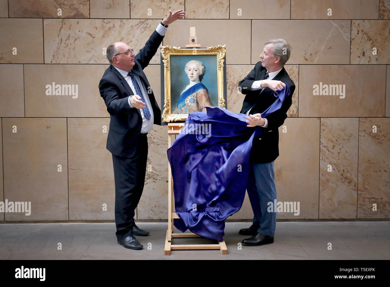 Kurator David Forsyth (links) und Eigentümer Peter Pininiski eine wiederentdeckte Portrait von Bonnie Prince Charlie, 1737 gemalt von venezianischen Künstlers Rosalba Carriera enthüllen, im Nationalmuseum von Schottland, Edinburgh, vor General Public Display zum ersten Mal. Stockfoto