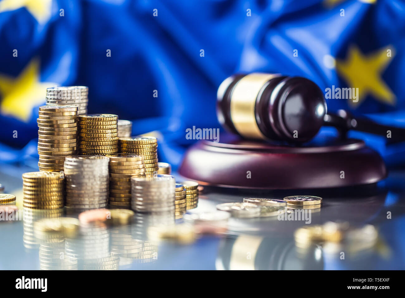 Türme mit Euro-münzen Flagge der Europäischen Union und des Rechts Hammer im Hintergrund. Stockfoto