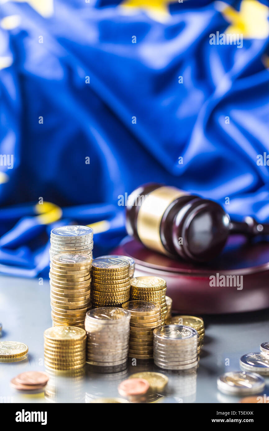 Türme mit Euro-münzen Flagge der Europäischen Union und des Rechts Hammer im Hintergrund. Stockfoto