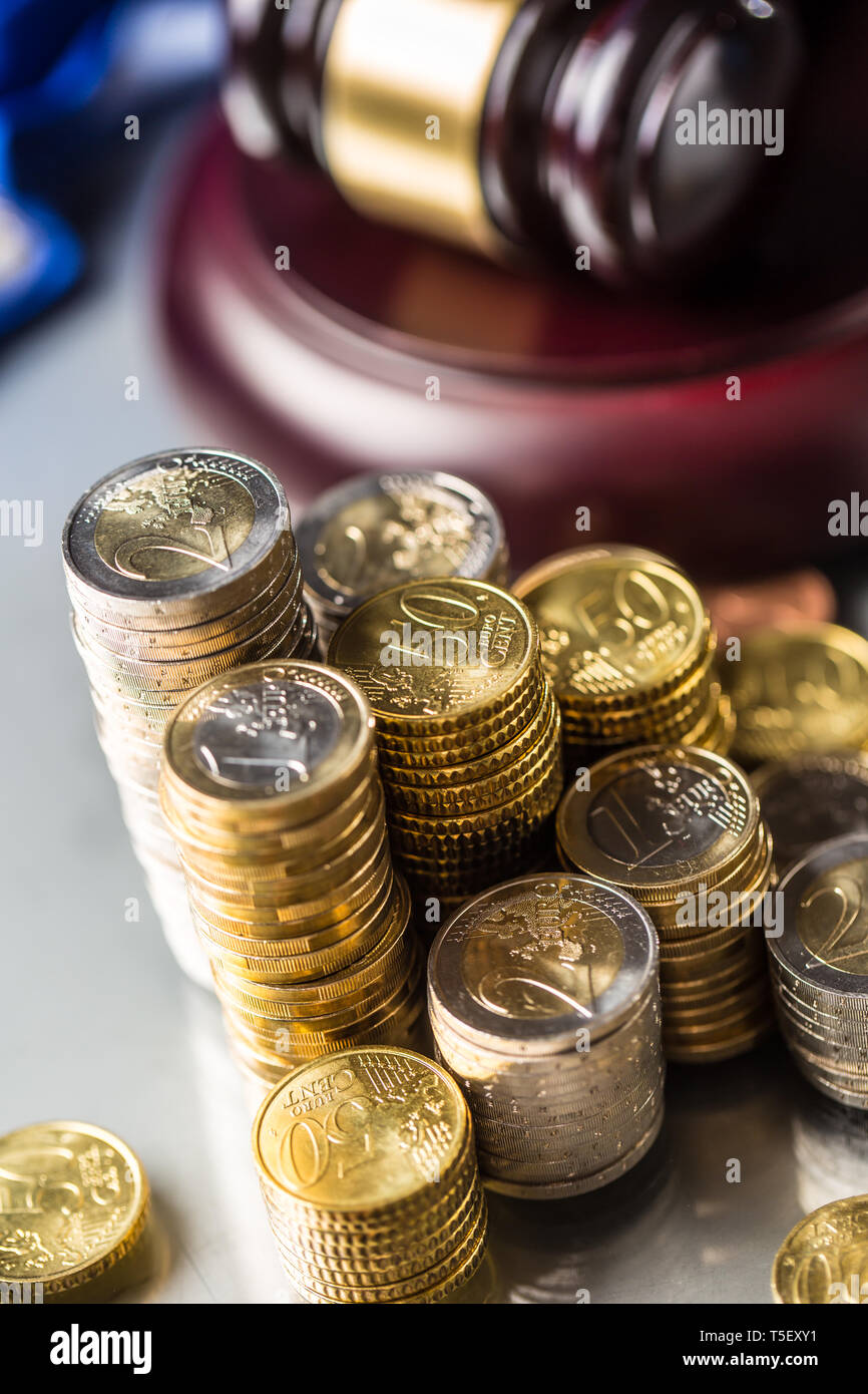 Türme mit Euro-Münzen und Gerechtigkeit Hammer im Hintergrund. Stockfoto