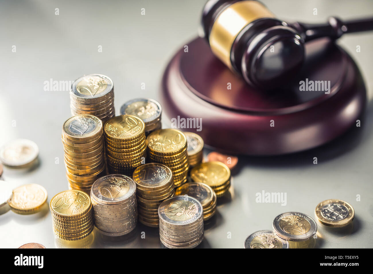 Türme mit Euro-Münzen und Gerechtigkeit Hammer im Hintergrund. Stockfoto