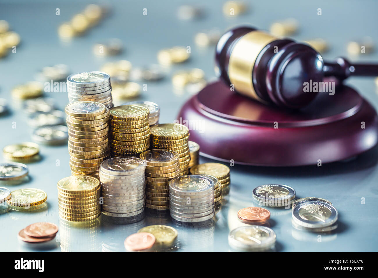 Türme mit Euro-Münzen und Gerechtigkeit Hammer im Hintergrund. Stockfoto
