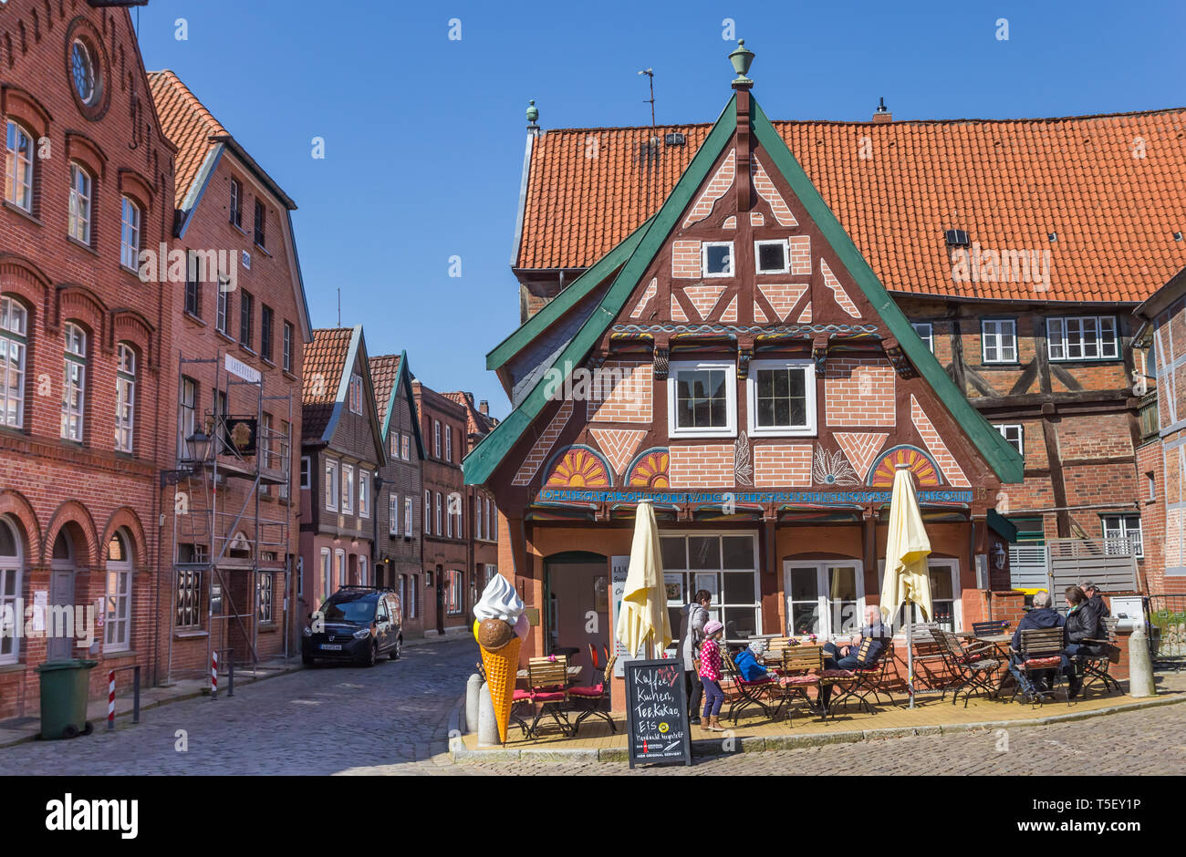 Menschen die Sonne genießen in einem Café in Lauenburg, Deutschland Stockfoto