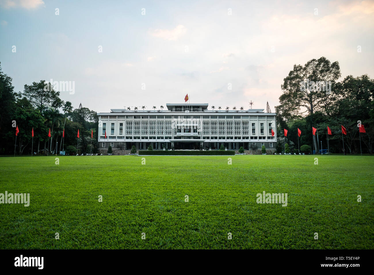 Palast der Wiedervereinigung, die zuvor die Unabhängigkeit. Es war, als Hauptsitz der Südvietnamesischen Kabinett während des Vietnam Krieges verwendet. Stockfoto