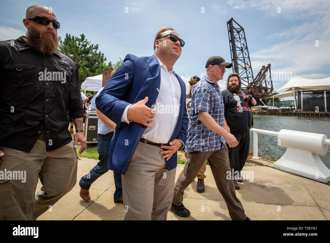 Radio Schlagschotte, Verschwörungstheoretiker und Gründer von Infowars, Alex Jones, an einem pro Waffe Rallye zu Beginn der Republican National Convention in Cleveland. Stockfoto