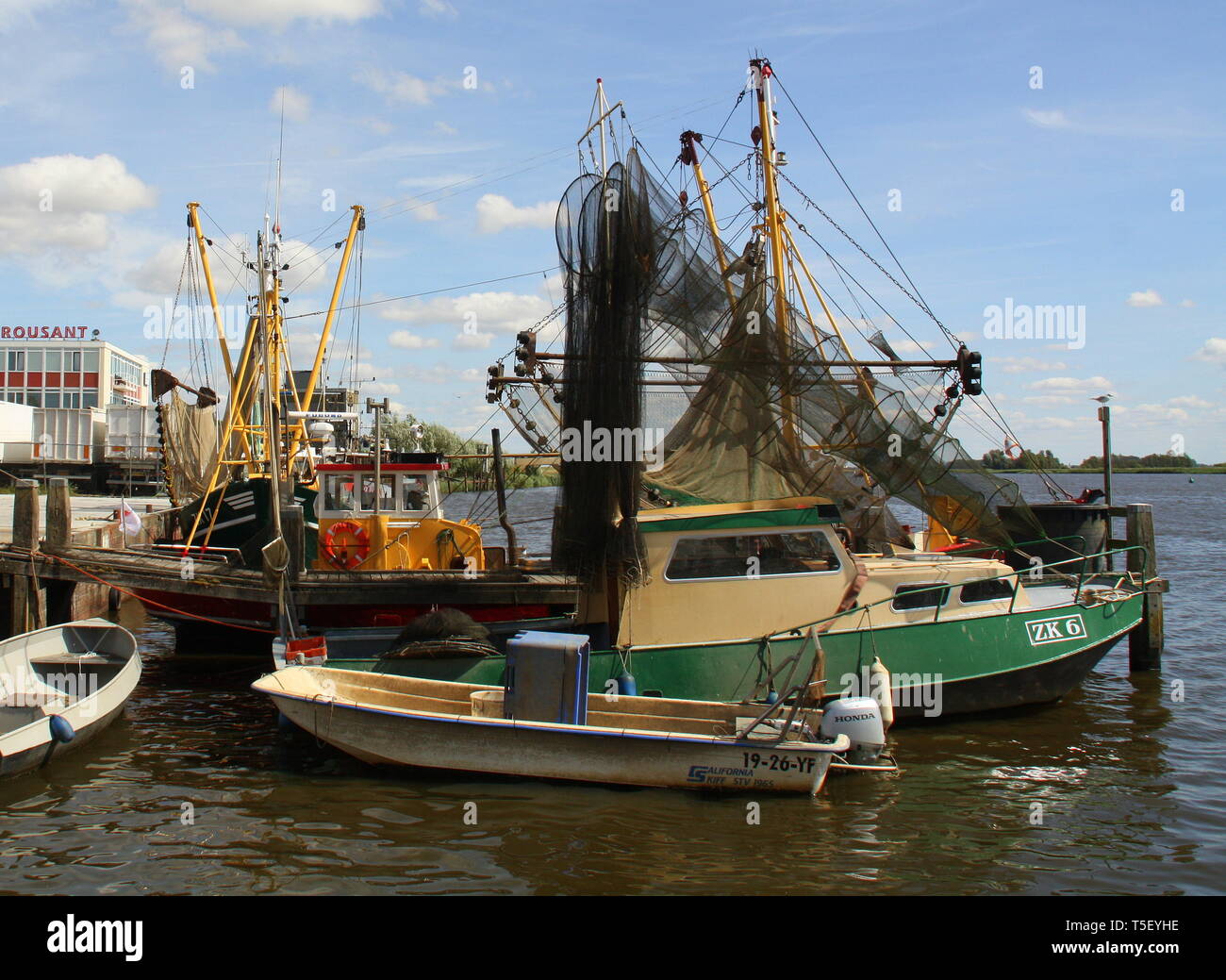 Zoutkamp. März -18-2019. Fischerboote im Hafen von Zoutkamp. Die Niederlande Stockfoto