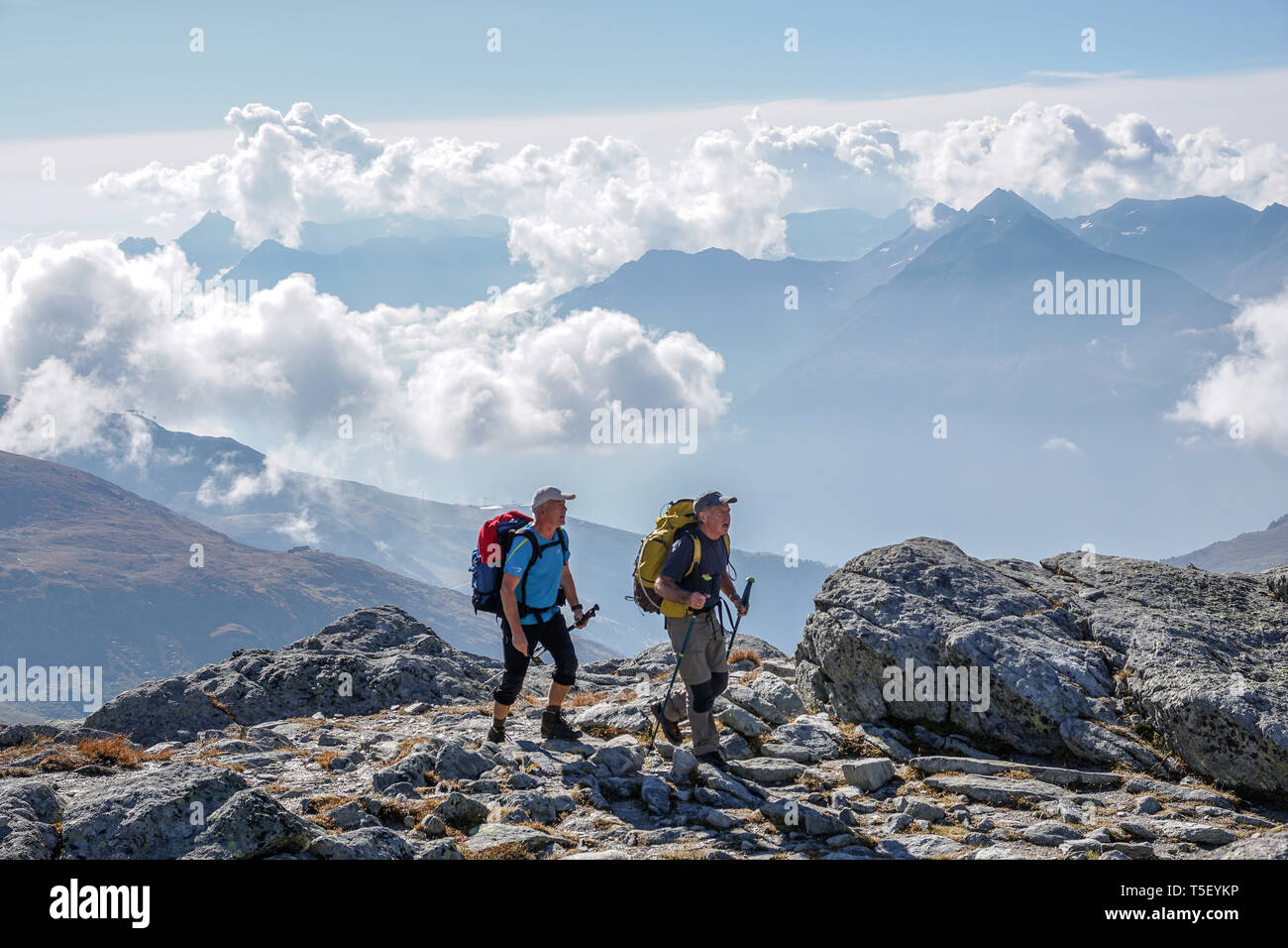 Modane (Frankreich): zwei Wanderer über einen Holzsteg über einen Bach in Richtung der Aussois Pass, im Nationalpark Vanoise Pa Stockfoto