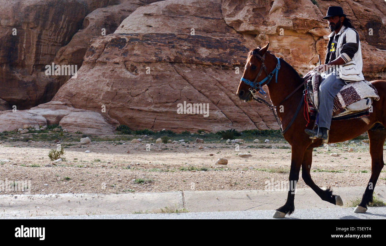 Bedouin Männer reiten ihre Esel in der Nähe von Little Petra in Jordanien. Stockfoto