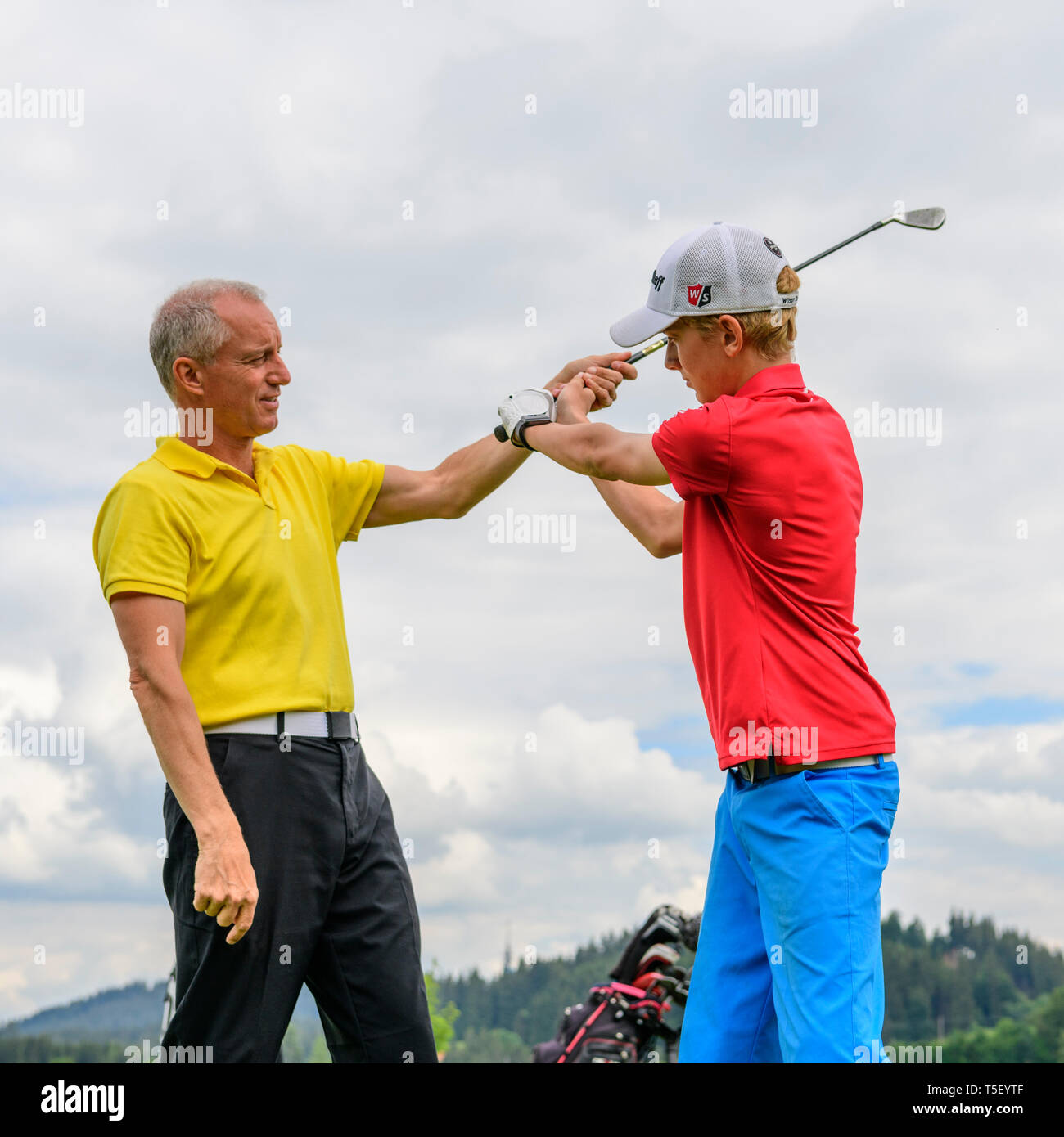 Golf Spieler üben mit Golf pro auf der Drivingrange Stockfoto