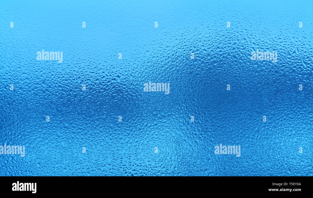 Blau Natur Hintergrund mit Wassertropfen auf Glas Stockfoto
