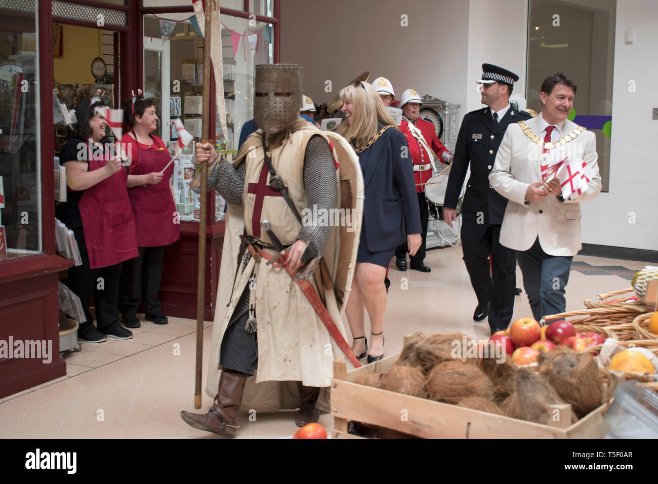 Schutzheiliger von England, St. George in Rüstung. St. Georges Day 23. April 2019, Dartford Kent, Parade durch das Einkaufszentrum vor der Hauptstraße, Stadtrat David Mote und Würdenträger des Rathauses. 2010er Jahre HOMER SYKES Stockfoto