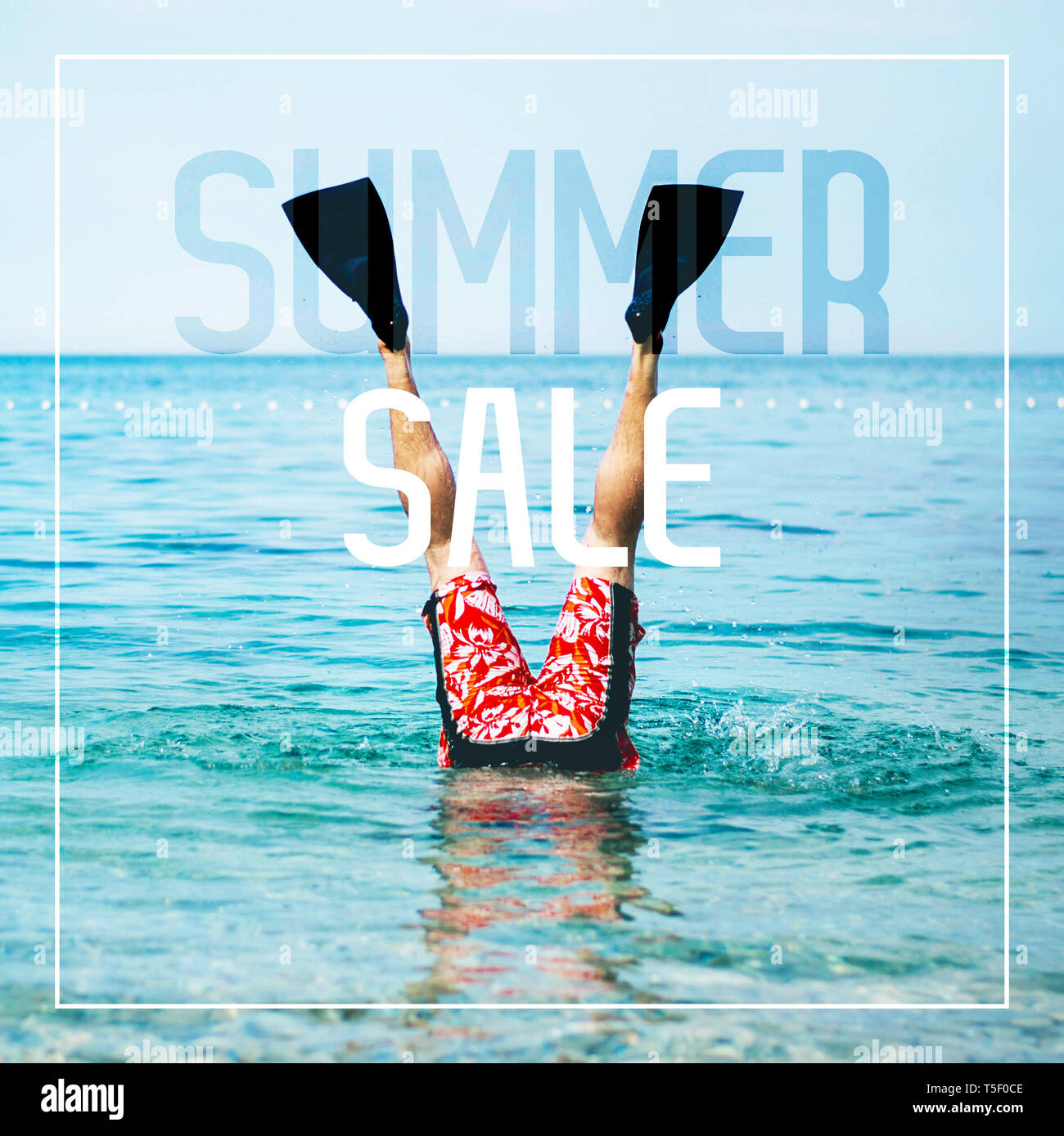 Summer Sale Banner mit Beinen mit Flossen schwimmen über der Wasseroberfläche. Stockfoto