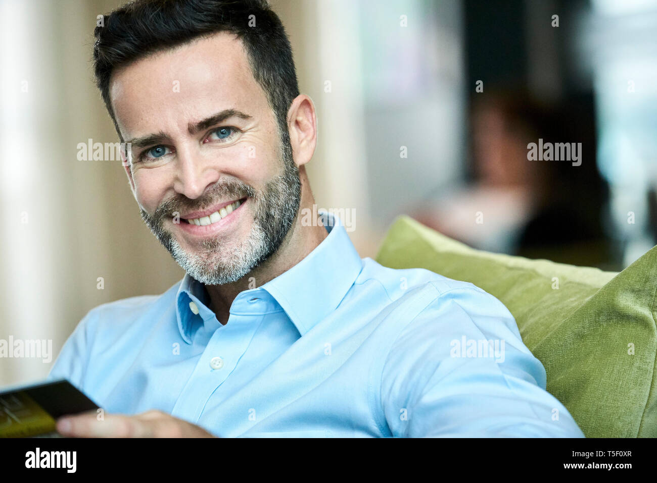 Geschäftsmann in der Hotellobby sitzen Stockfoto