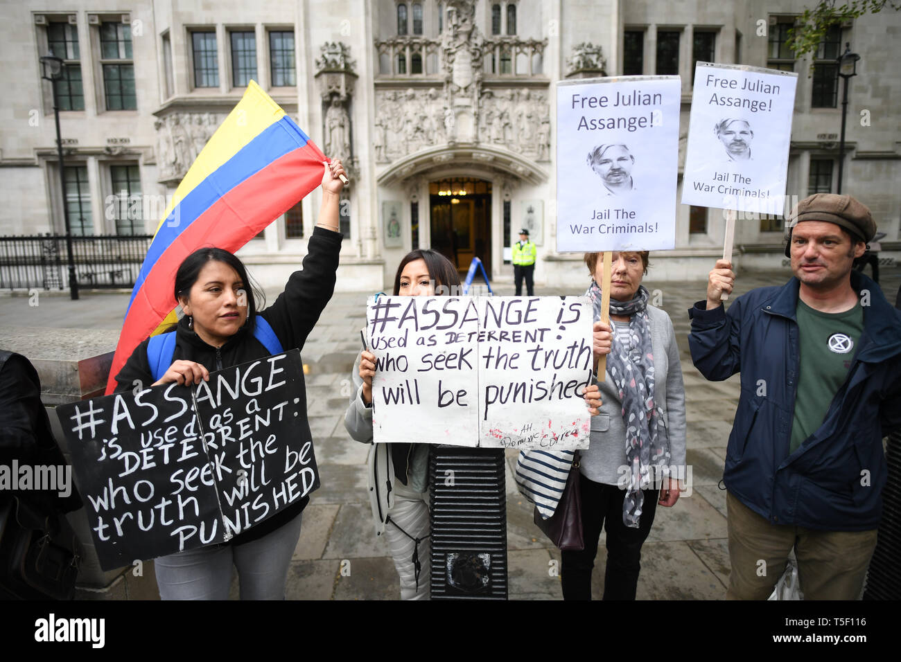 Unterstützer von WikiLeaks Gründer Julian Assange Bühne ein Protest vor dem Obersten Gericht in London. Stockfoto