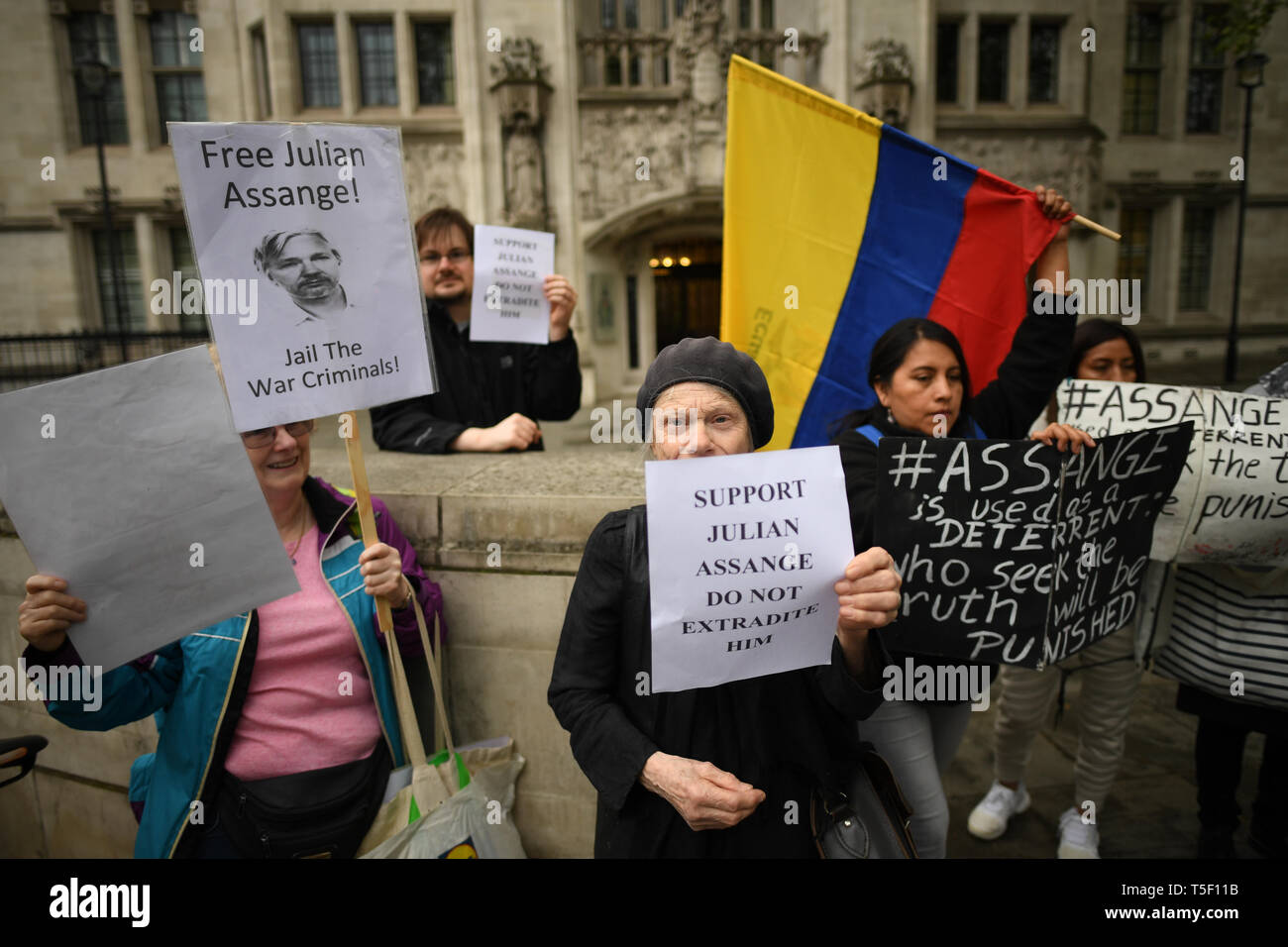 Unterstützer von WikiLeaks Gründer Julian Assange Bühne ein Protest vor dem Obersten Gericht in London. Stockfoto