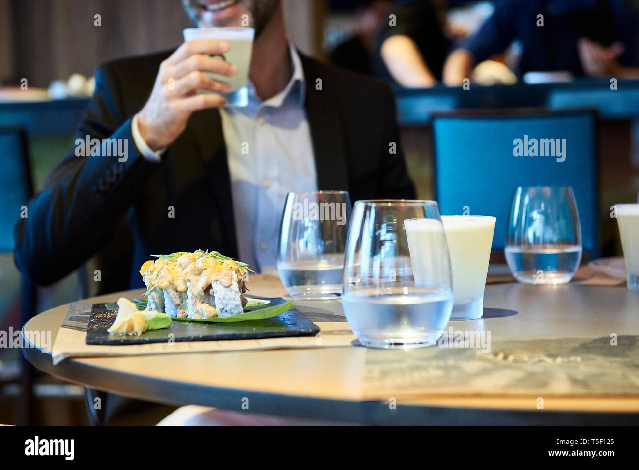 In der Nähe von Speisen und Getränken am Tisch serviert Stockfoto