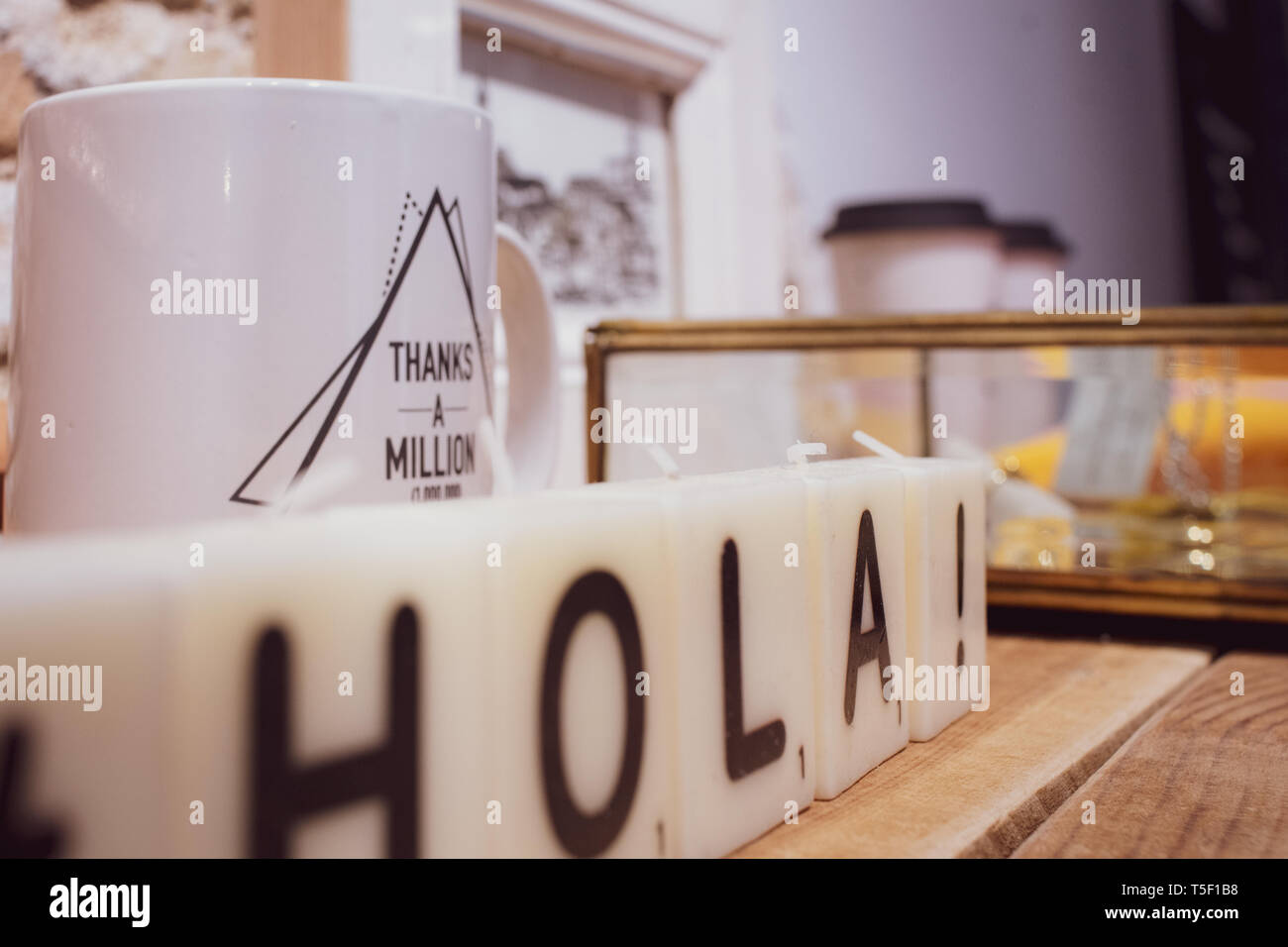 'Hola', die Spanisch für "Hallo" - Tischdekoration zu einem Shop indoor. Stockfoto
