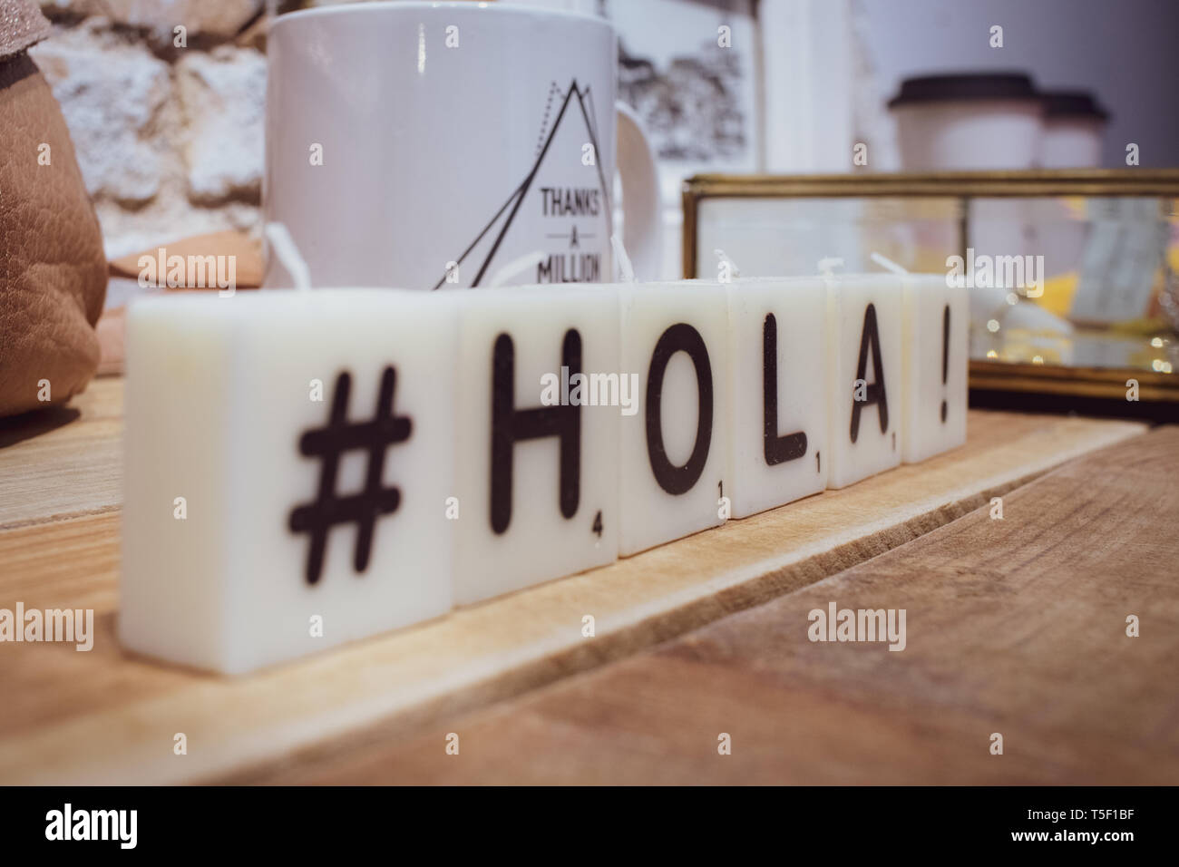 'Hola', die Spanisch für "Hallo" - Tischdekoration zu einem Shop indoor. Stockfoto